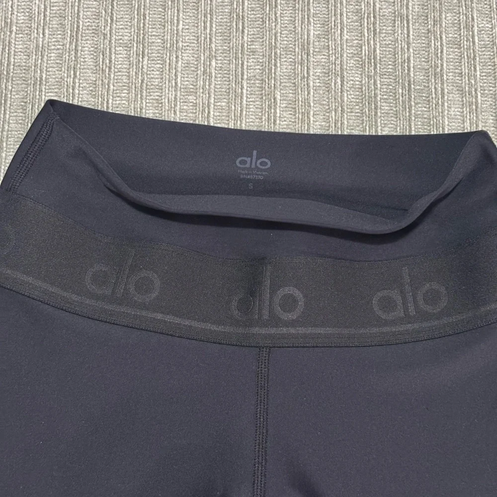 ALO Yoga Classic Airlift Logo Black Leggings - Picture 7 of 8